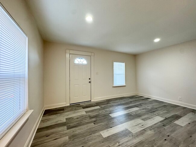 Building Photo - 516 Barnett Ave