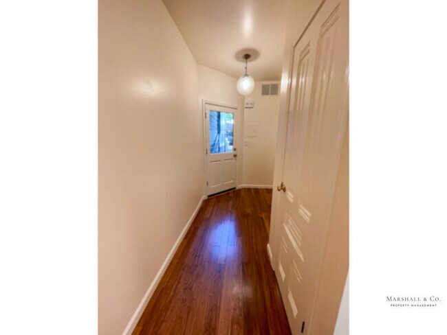 Foto del edificio - NEW LISTING! REMODELED STUDIO ONLY STEPS A...