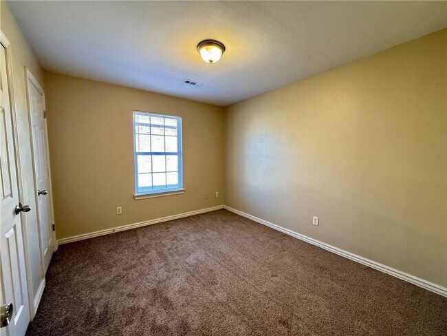 Foto del edificio - 300-300 Graystone Cir