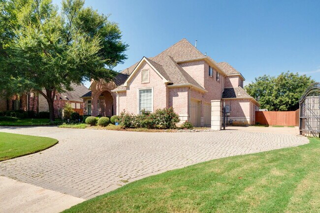 Foto del edificio - "Stately Gated 5-Bedroom Estate With Pool, Custom Details & Abundant Living Space!"