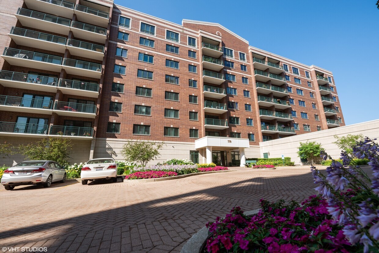 770 Pearson St Unit 2211, Des Plaines, IL 60016 Condo for Rent in