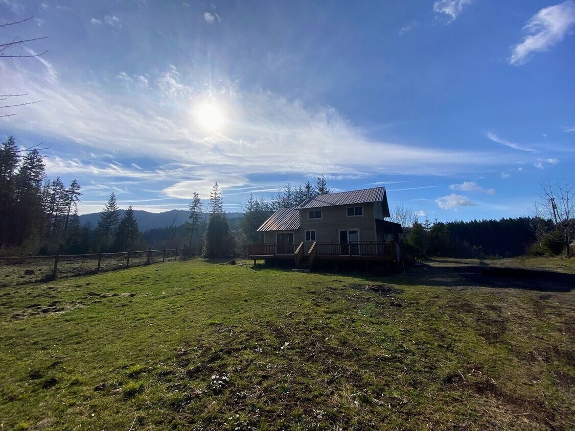 Foto del edificio - 2 Bedroom home with acreage for Rent | Carson, WA