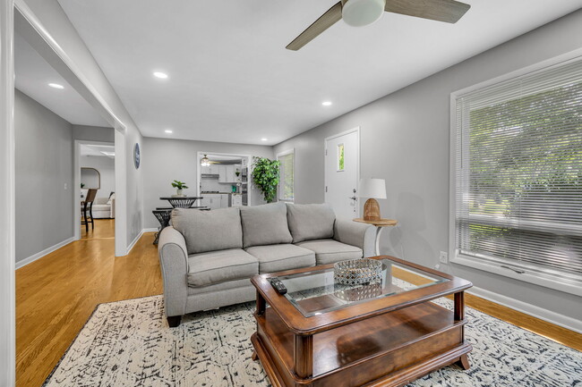 Photo - 518 Twin Oak Dr House