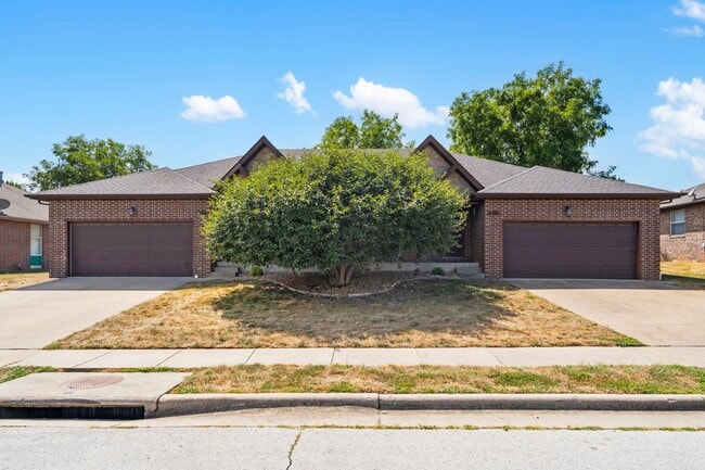 Building Photo - Ozark 2 Bedroom 2 Bathroom 2 Car Garage