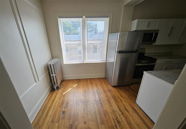Foto del edificio - 3806 W Irving Park Rd