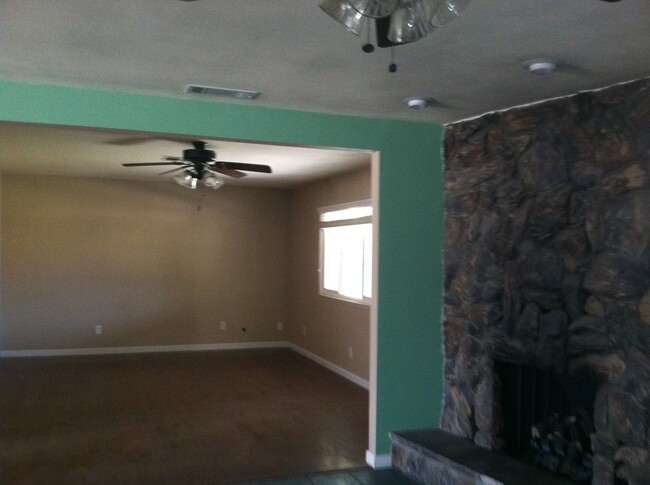 Foto del edificio - 3 Bedroom Home in Northwest Visalia off of...