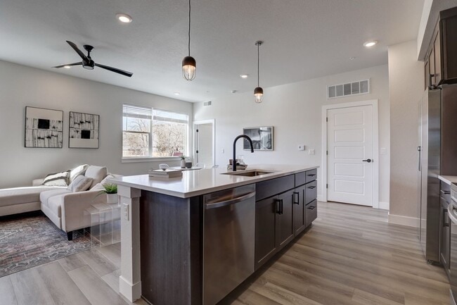 Building Photo - Modern 2-Bedroom Apartment in Prime Denver...
