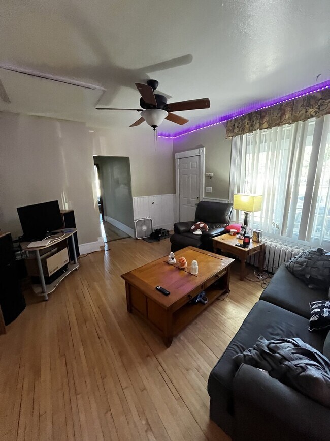 Foto del edificio - Huge 4 bed 1 bath very close to Water St. and UWEC!