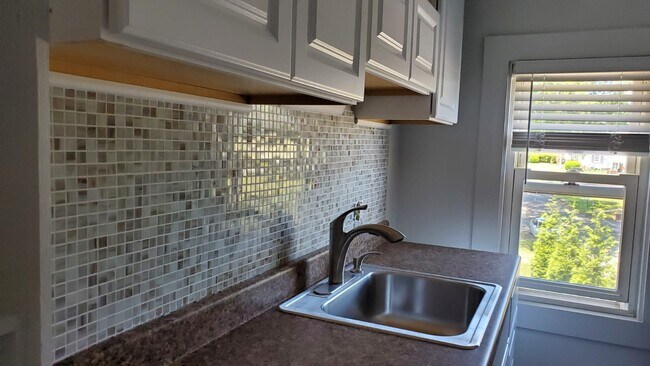 Building Photo - 416 Old Stratfield Rd