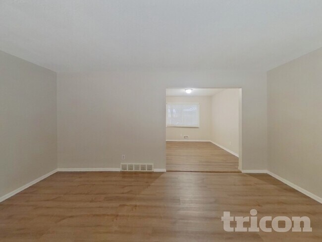Foto del edificio - 7081 Montrose Rd