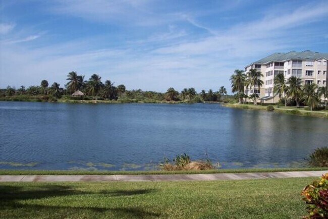 Foto del edificio - Beautiful Condo with Lake View