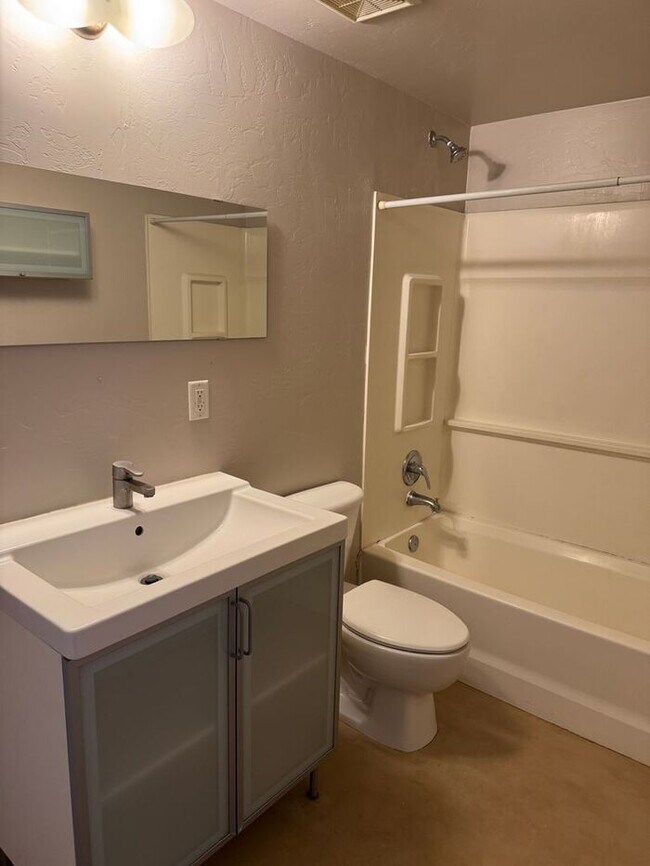 Foto del edificio - Spacious 3BR/2BA Upstairs Residence in Tucson 85719 | 1,225 SQFT & Airy Kitchen