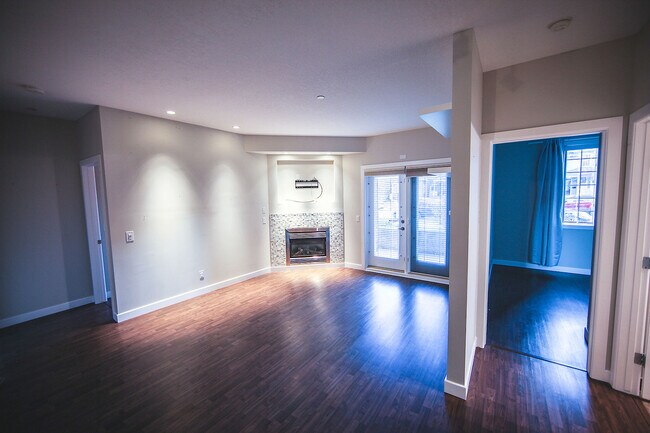 Photo du bâtiment - Beautiful 2 bdrm/2 bath on a Quiet St. a Block away from all the Action. (IP018)