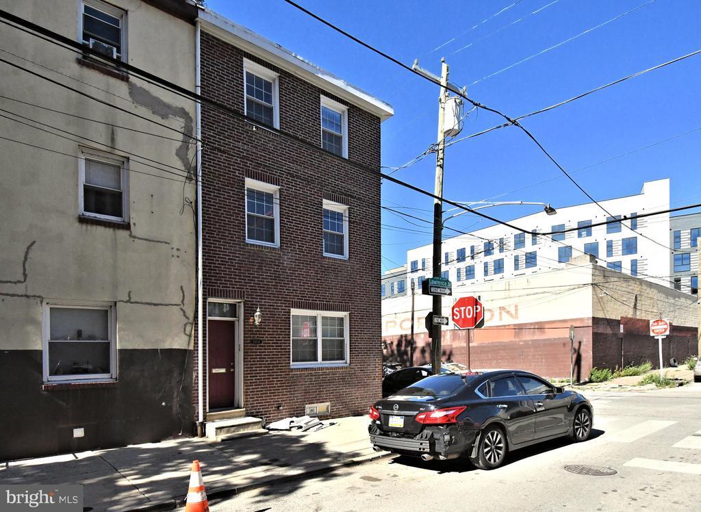 Primary Photo - 1554 N Lawrence St