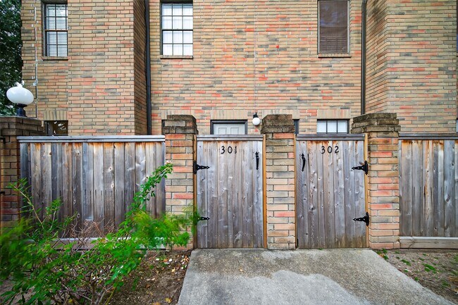 Building Photo - 9850 Pagewood Ln