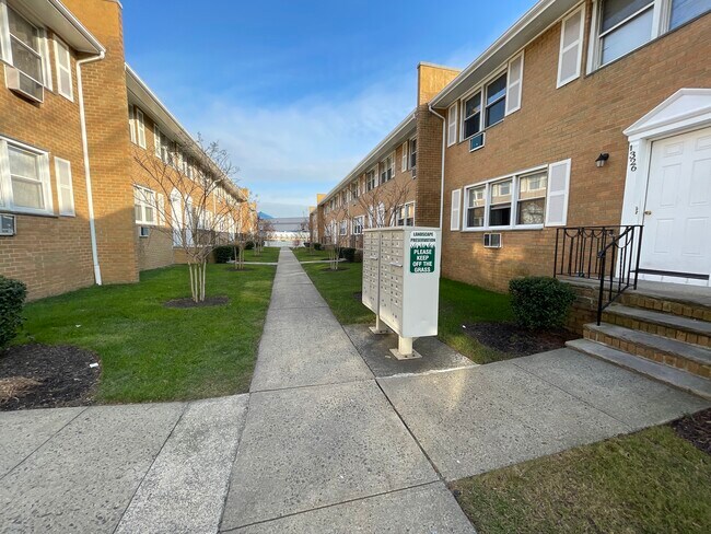 Building Photo - 1370 Paterson Plank Rd