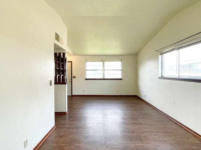 Building Photo - Live Minutes Away from Tinker Airforce Bas...
