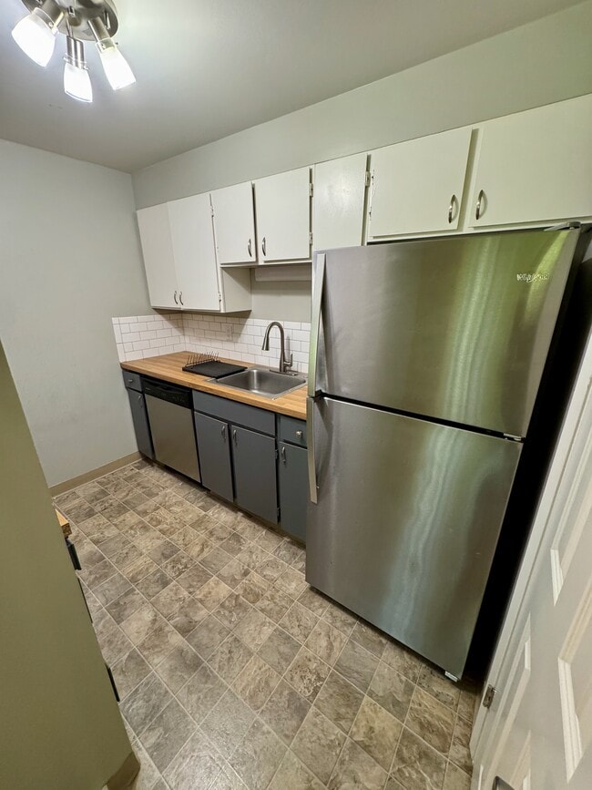 Photo - 400 Rencliffe Apartments