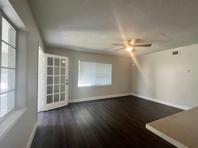 Foto del edificio - 3 Bedroom Home with Bonus Room - Near Stadium