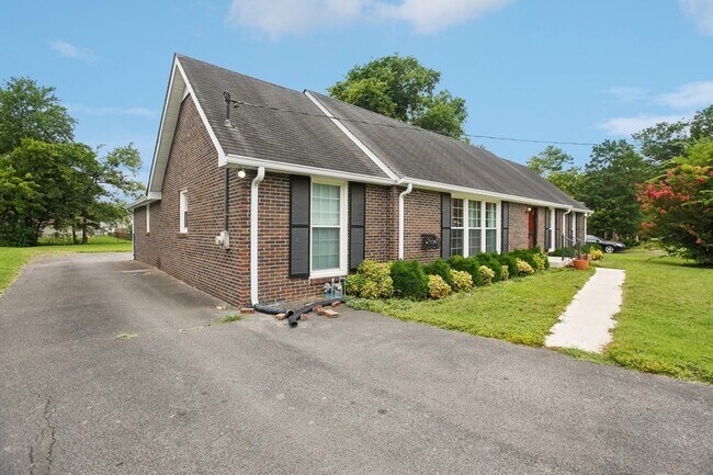 Building Photo - 8024 Regency Dr