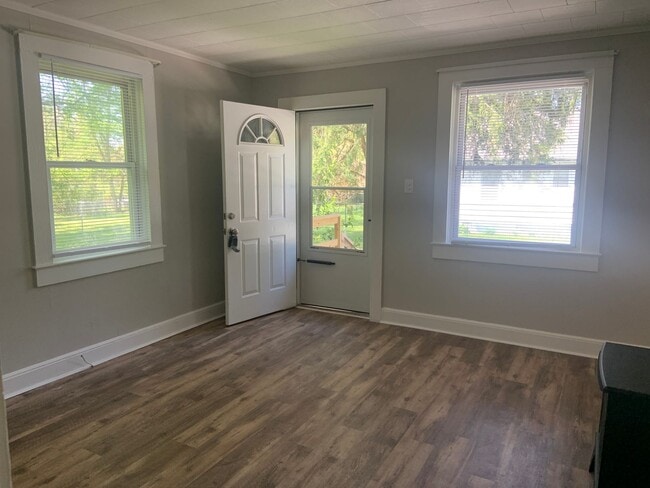 Building Photo - 1 Bedroom Duplex,  Lawn service included!