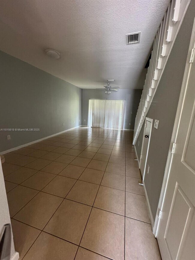 Building Photo - 8811 S Isles Cir