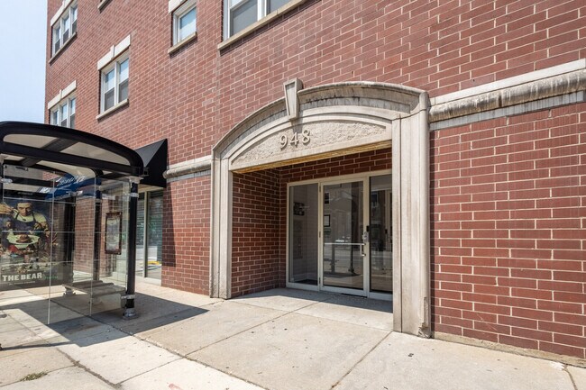 948 W Madison Entrance - 948 Madison W St