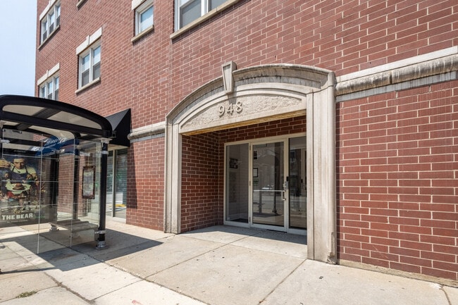 948 W Madison Entrance - 948 Madison W St