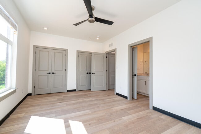 Building Photo - 2637 Bourbon Walk