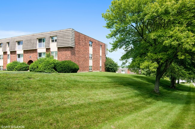 Building Photo - Carriage Hill Apartments