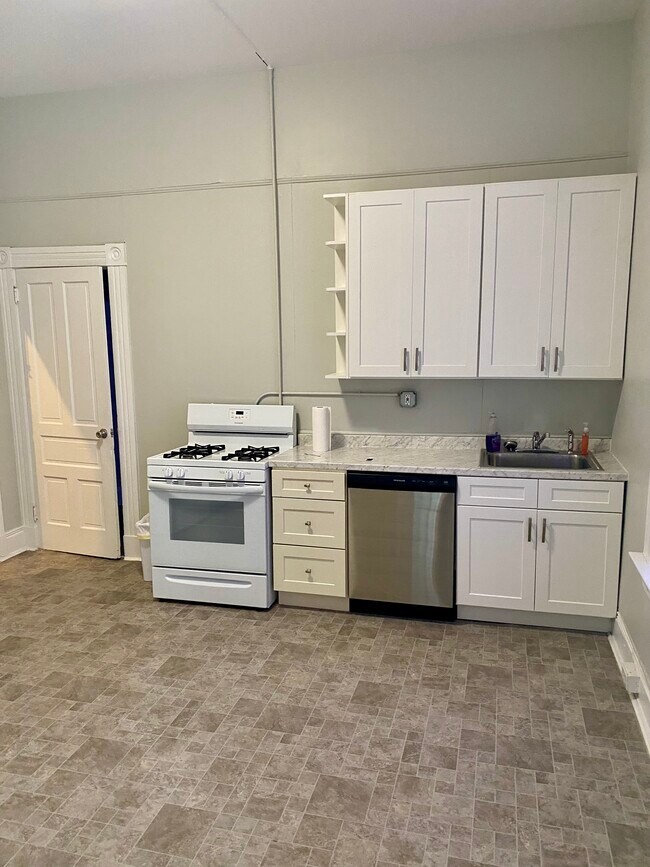 Cocina grande con gabinetes y electrodomésticos nuevos. - 3239 Jefferson Ave