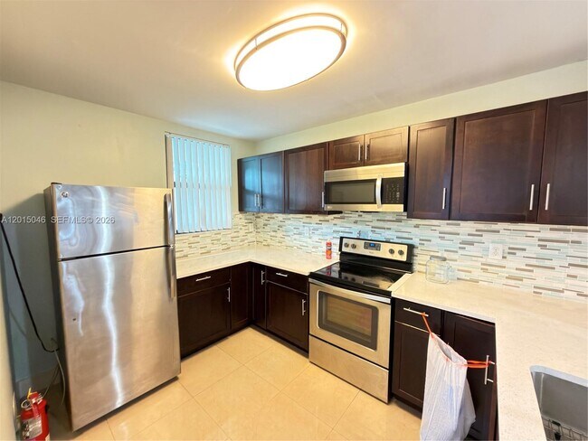 Foto del edificio - 8441 Forest Hills Dr