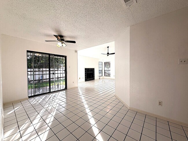 Building Photo - 3203 Honeysuckle Dr