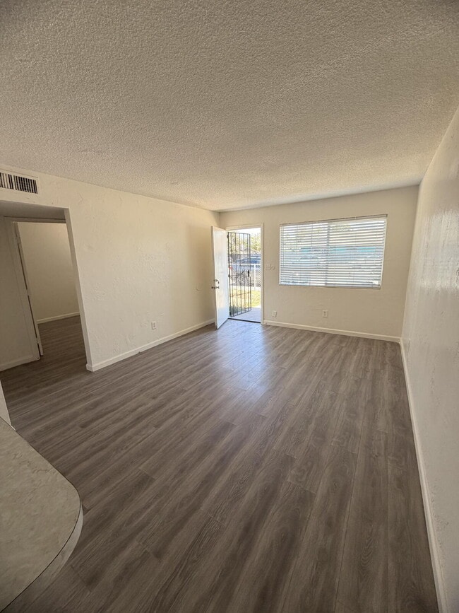 Building Photo - Charming 2 Bed / 1 Bath Four-Plex Unit Available Now!