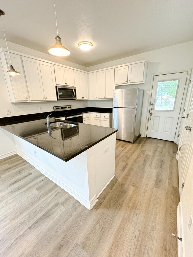 Building Photo - 707 Runnels Ave