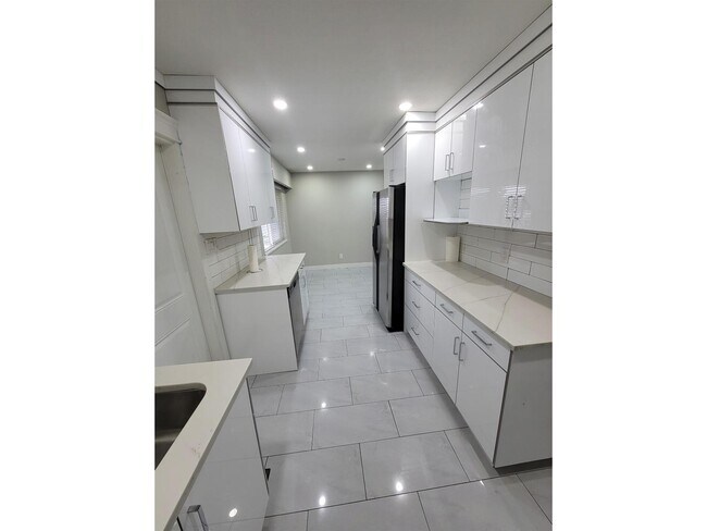 Photo du bâtiment - 9729 Princess Dr