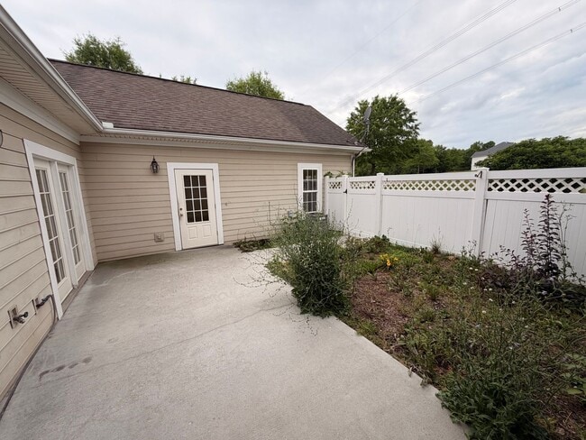 Building Photo - Charming 3-Bedroom Home in The Preserve at Oak Ridge – Resort-Style Amenities!