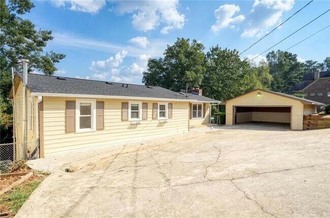 Foto del edificio - 6163 Lake Lanier Heights Rd