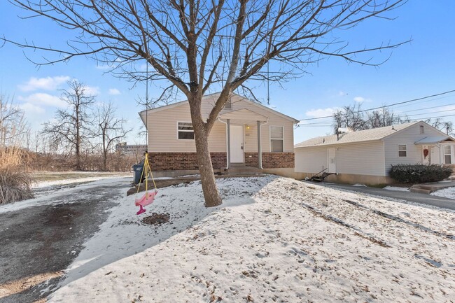 Building Photo - 3 Bedroom 1 Bath home, full basement, with...