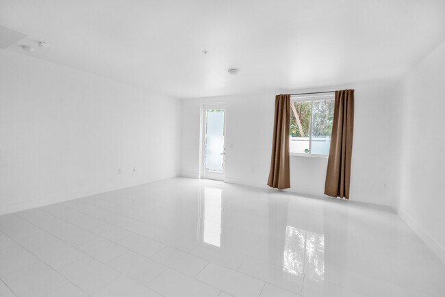 Building Photo - 434 W Swoope Ave