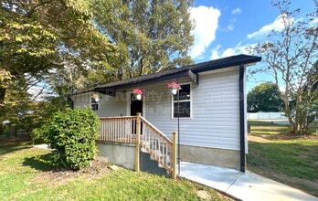 Building Photo - 706 Hillside St