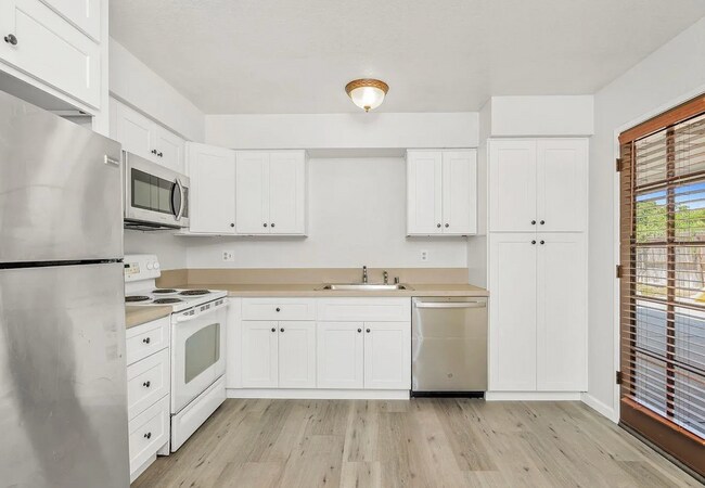 Foto del edificio - Beautiful 3 Bedroom 2 Bath