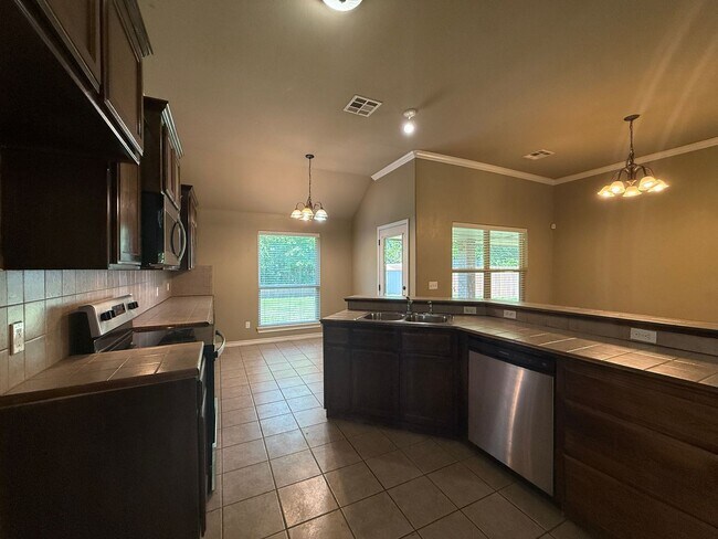 Building Photo - **$200 OFF MOVE IN SPECIAL!!** ask for det...