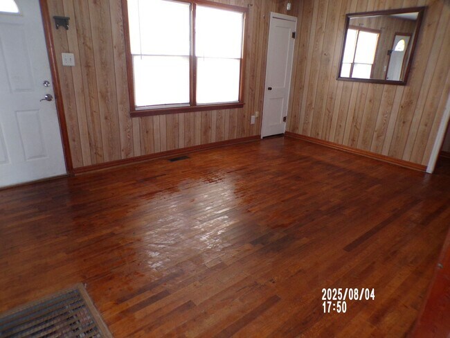 Foto del edificio - centrally located, pets negotiable with owner approval