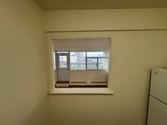 Photo du bâtiment - 70 McEwen Ave