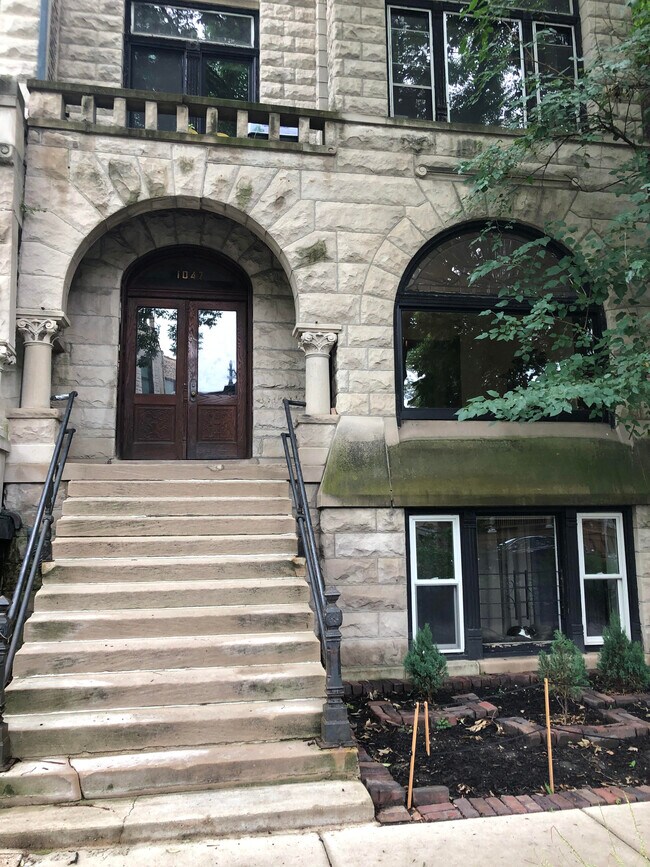 Building Photo - 1047 N Hoyne Ave