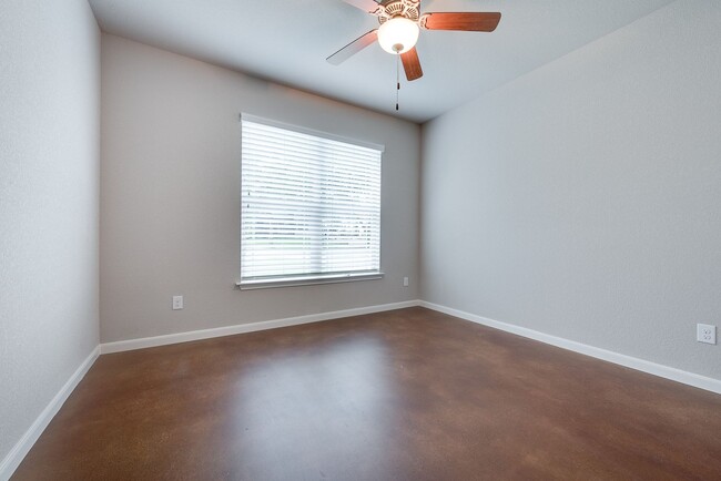 Foto del edificio - ** MOVE IN SUMMER 7/1/2027 ** 5 Bed 3 Bath...