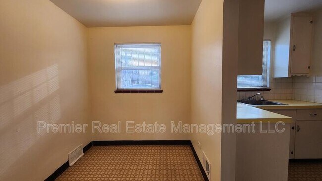 Building Photo - 106 E. Florida Ave