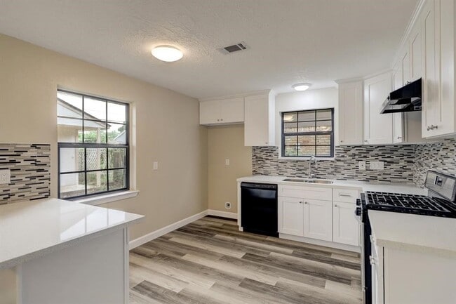 Building Photo - 2606 Hillshire Dr