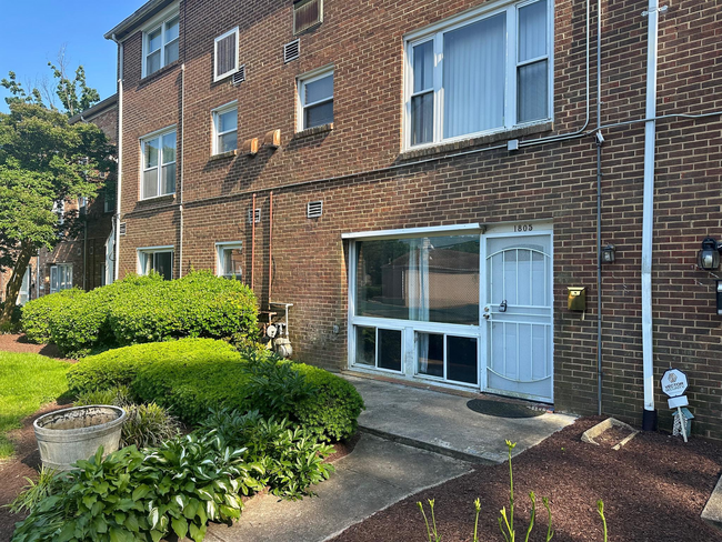 Building Photo - 1805 Addison Rd S